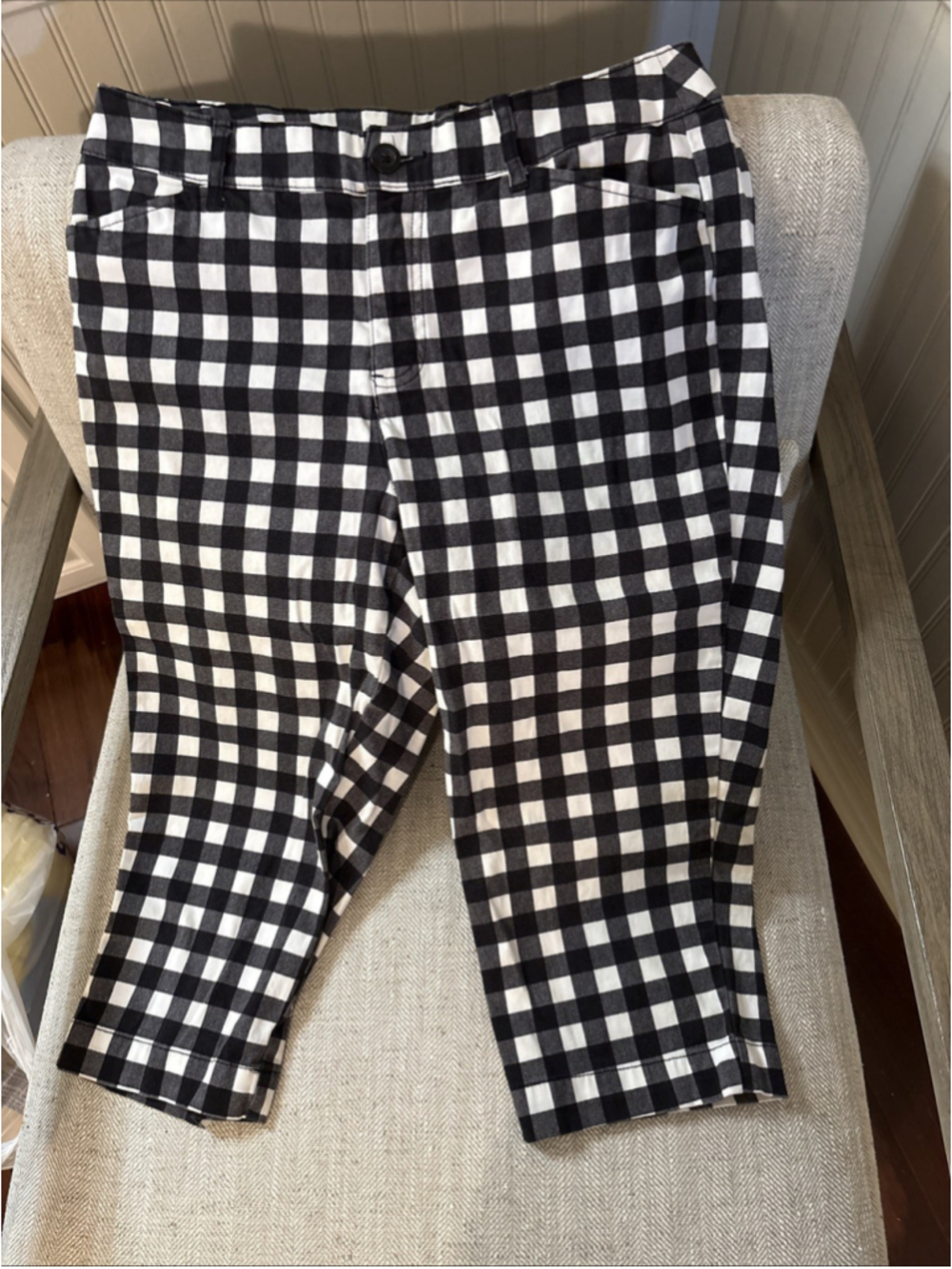 St Johns Bay Mid Rise Capri Pants Women 12 Black White Checkered Slimming